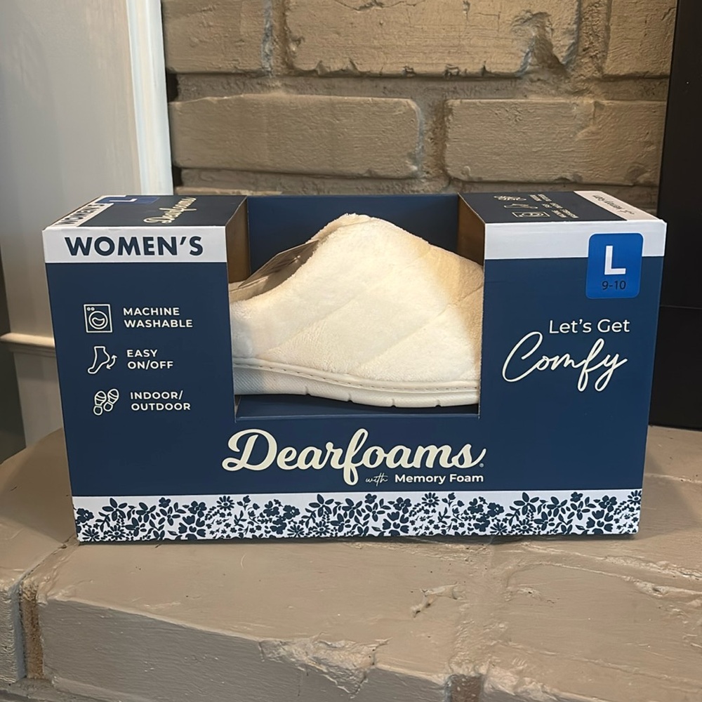 NIB Women’s Dearfoams Creamy White Memory Foam Slippers NWT Size Large‎ (9-10)